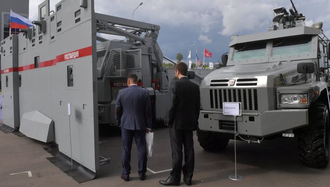 Бронированный корпусной автомобиль Патруль 4х4 на стенде концерна Калашников на форуме Армия-2018 в Кубинке Бронированный корпусной автомобиль Патруль 4х4 на стенде концерна Калашников на форуме Армия-2018 в Кубинке