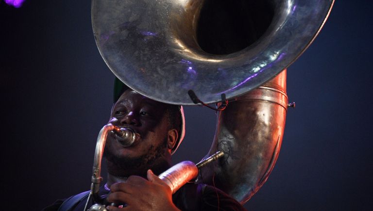 Участник Rebirth Brass Band во время выступления на 16-м международном музыкальном фестивале Koktebel Jazz Party Участник Rebirth Brass Band во время выступления на 16-м международном музыкальном фестивале Koktebel Jazz Party