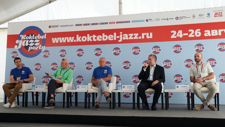 Музыкант-саксофонист Сергей Головня, глава Республики Крым Сергей Аксёнов, генеральный директор МИА Россия сегодня Дмитрий Киселев, арт-директор Международного музыкального фестиваля Koktebel Jazz Party Михаил Иконников на пресс-конференции, посвященной 16-му международному музыкальному фестивалю Koktebel Jazz Party Музыкант-саксофонист Сергей Головня, глава Республики Крым Сергей Аксёнов, генеральный директор МИА Россия сегодня Дмитрий Киселев, арт-директор Международного музыкального фестиваля Koktebel Jazz Party Михаил Иконников на пресс-конференции, посвященной 16-му международному музыкальному фестивалю Koktebel Jazz Party