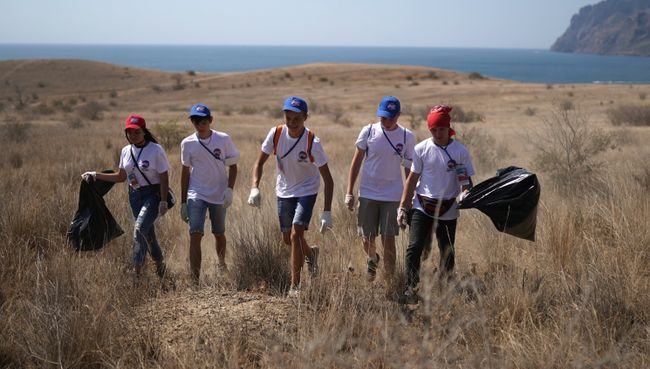 Волонтеры во время уборки бухты Тихая в Коктебеле на 16-м международном музыкальном фестивале Koktebel Jazz Party Волонтеры во время уборки бухты Тихая в Коктебеле на 16-м международном музыкальном фестивале Koktebel Jazz Party