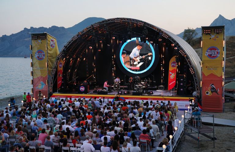Китайская группа Sedar Band выступает на 16-м международном музыкальном фестивале Koktebel Jazz Party Китайская группа Sedar Band выступает на 16-м международном музыкальном фестивале Koktebel Jazz Party