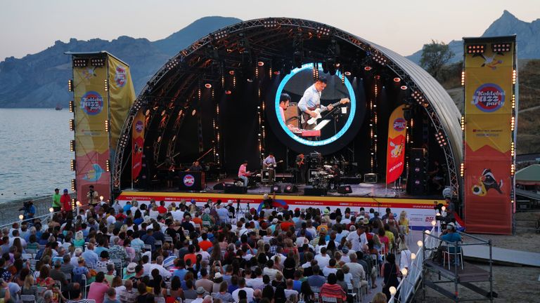 Китайская группа Sedar Band выступает на 16-м международном музыкальном фестивале Koktebel Jazz Party Китайская группа Sedar Band выступает на 16-м международном музыкальном фестивале Koktebel Jazz Party