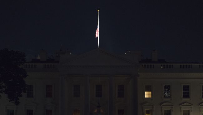 Государственный флаг США приспущен над зданием Белоого дома в Вашингтоне через несколько часов после смерти американского республиканского сенатора Джона Маккейна. 25 августа 2018 Государственный флаг США приспущен над зданием Белоого дома в Вашингтоне через несколько часов после смерти американского республиканского сенатора Джона Маккейна. 25 августа 2018
