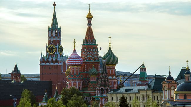 Посетители на территории природно-ландшафтного парка Зарядье в Москве