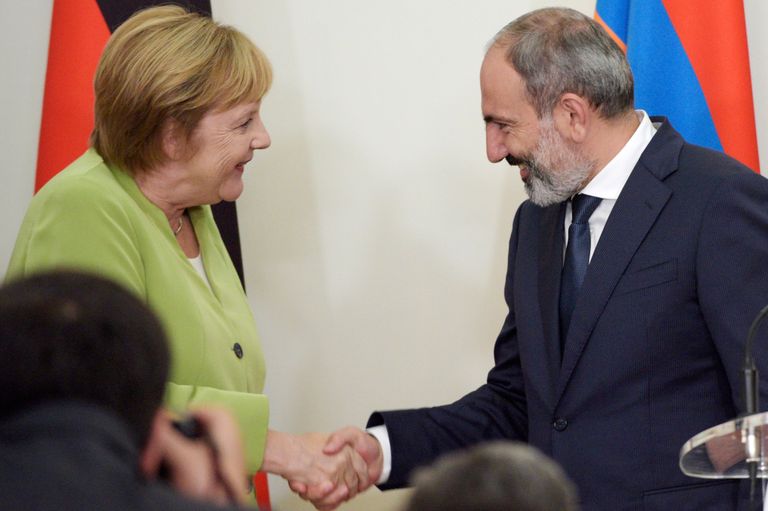 Канцлер Германии Ангела Меркель и премьер-министр Армении Никол Пашинян пожимают друг другу руки после пресс-конференции в Ереване. 24 августа 2018 Канцлер Германии Ангела Меркель и премьер-министр Армении Никол Пашинян пожимают друг другу руки после пресс-конференции в Ереване. 24 августа 2018
