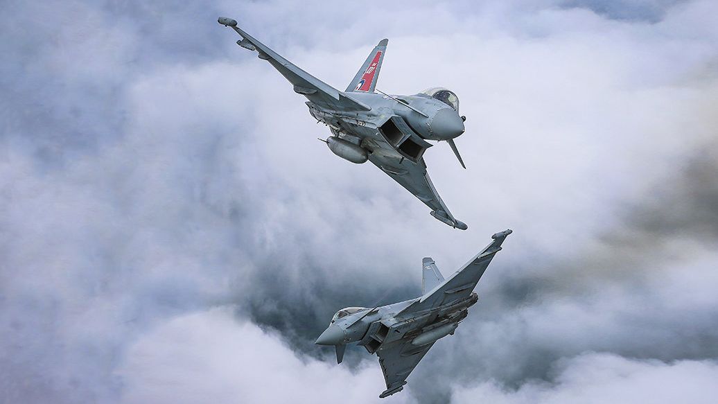 Пара истребителей Eurofighter Typhoon Королевских ВВС Великобритании Пара истребителей Eurofighter Typhoon Королевских ВВС Великобритании - РИА Новости, 1920, 22.01.2022