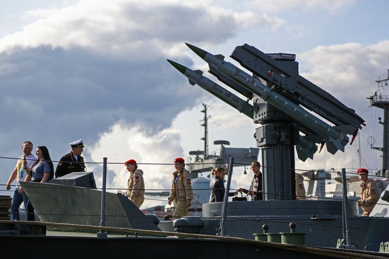 Юнармейцы на экскурсии на малом ракетном корабле Айсберг в рамках военно-технического форума Армия - 2018 в Североморске Юнармейцы на экскурсии на малом ракетном корабле Айсберг в рамках военно-технического форума Армия - 2018 в Североморске