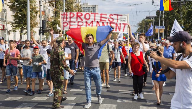Участники акции протеста, требующие отставки правительства, в Кишиневе. 26 августа 2018 Участники акции протеста, требующие отставки правительства, в Кишиневе. 26 августа 2018