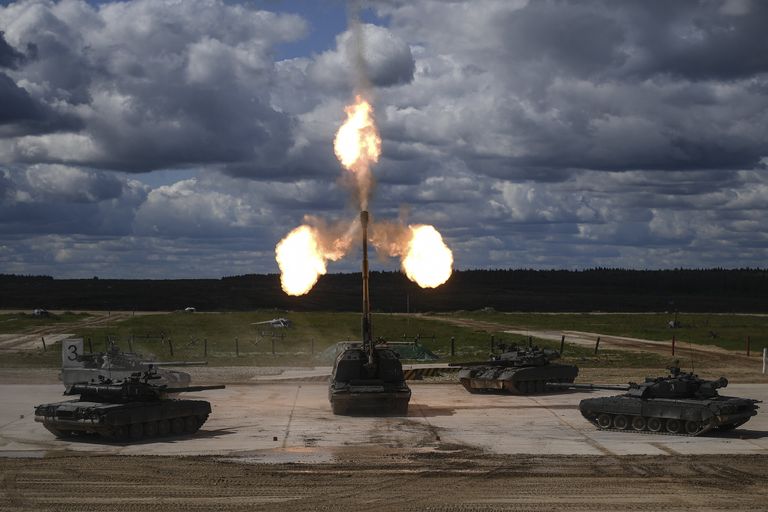 Танки Т-90 и самоходная артиллерийская установка (САУ) Мста-С (в центре) во время динамической экспозиции на выставке «Армия России – завтра» в рамках IV Международного военно-технического форума «Армия-2018» в Кубинке Танки Т-90 и самоходная артиллерийская установка (САУ) Мста-С (в центре) во время динамической экспозиции на выставке «Армия России – завтра» в рамках IV Международного военно-технического форума «Армия-2018» в Кубинке