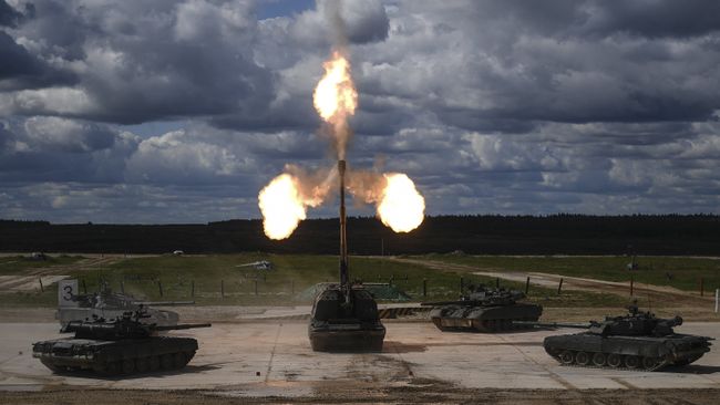 Танки Т-90 и самоходная артиллерийская установка (САУ) Мста-С (в центре) во время динамической экспозиции на выставке «Армия России – завтра» в рамках IV Международного военно-технического форума «Армия-2018» в Кубинке Танки Т-90 и самоходная артиллерийская установка (САУ) Мста-С (в центре) во время динамической экспозиции на выставке «Армия России – завтра» в рамках IV Международного военно-технического форума «Армия-2018» в Кубинке