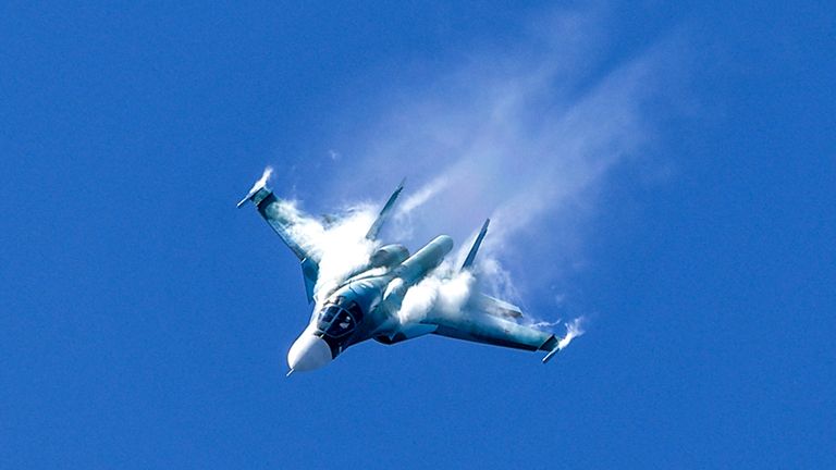 Истребитель-бомбардировщик Су-34 на IV Международном военно-техническом форуме «Армия-2018» Истребитель-бомбардировщик Су-34 на IV Международном военно-техническом форуме «Армия-2018»