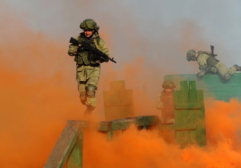 Военнослужащие во время генеральной репетиции показа возможностей вооружения и военной техники на Международном военно-техническом форуме ЮВО «Армия-2018» на полигоне Кадамовский в Ростовской области Военнослужащие во время генеральной репетиции показа возможностей вооружения и военной техники на Международном военно-техническом форуме ЮВО «Армия-2018» на полигоне Кадамовский в Ростовской области