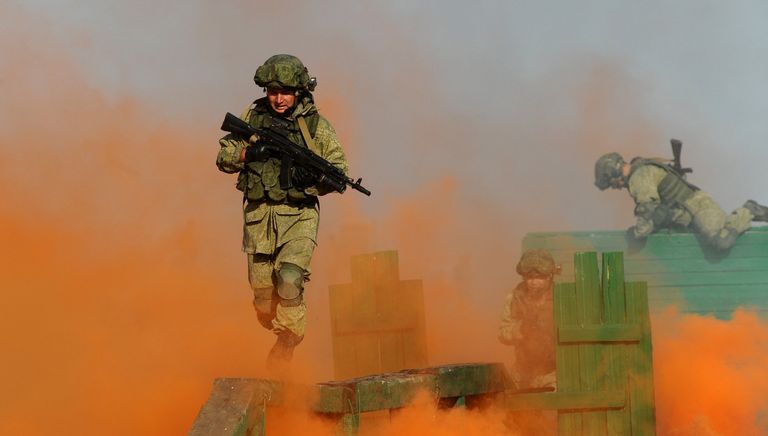 Военнослужащие во время генеральной репетиции показа возможностей вооружения и военной техники на Международном военно-техническом форуме ЮВО «Армия-2018» на полигоне Кадамовский в Ростовской области Военнослужащие во время генеральной репетиции показа возможностей вооружения и военной техники на Международном военно-техническом форуме ЮВО «Армия-2018» на полигоне Кадамовский в Ростовской области