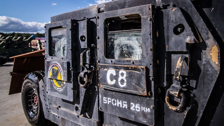 Бронеавтомобиль на базе внедорожника Hummer, представленный на выставке оружия, захваченного у боевиков в Сирии, в рамках IV Международного военно-технического форума Армия-2018 в Кубинке Бронеавтомобиль на базе внедорожника Hummer, представленный на выставке оружия, захваченного у боевиков в Сирии, в рамках IV Международного военно-технического форума Армия-2018 в Кубинке