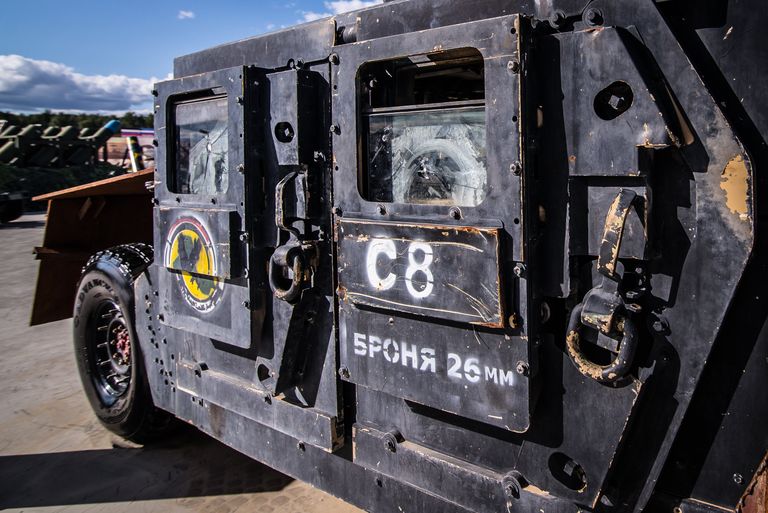Бронеавтомобиль на базе внедорожника Hummer, представленный на выставке оружия, захваченного у боевиков в Сирии, в рамках IV Международного военно-технического форума Армия-2018 в Кубинке Бронеавтомобиль на базе внедорожника Hummer, представленный на выставке оружия, захваченного у боевиков в Сирии, в рамках IV Международного военно-технического форума Армия-2018 в Кубинке