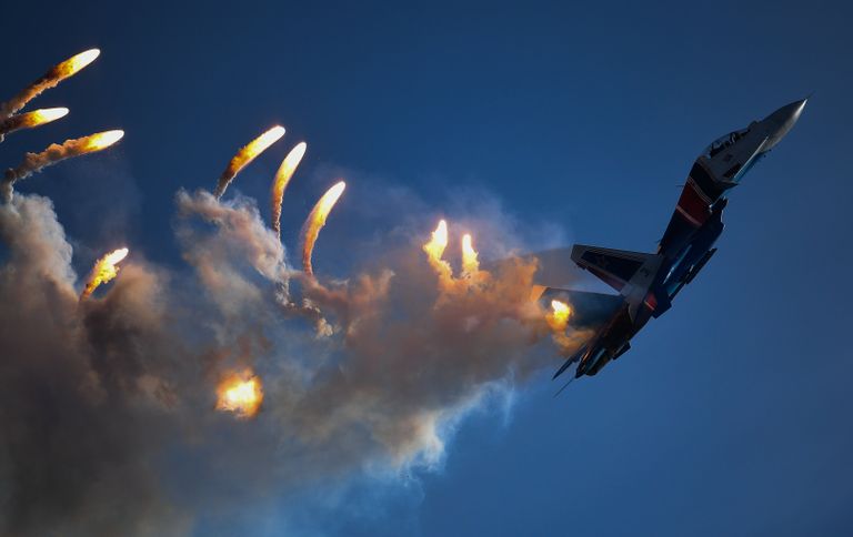 Многоцелевой истребитель Су-30СМ пилотажной группы Русские витязи на закрытии IV Международного военно-технического форума «Армия-2018» Многоцелевой истребитель Су-30СМ пилотажной группы Русские витязи на закрытии IV Международного военно-технического форума «Армия-2018»
