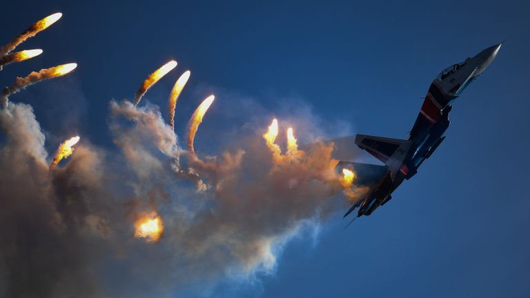 Многоцелевой истребитель Су-30СМ пилотажной группы Русские витязи на закрытии IV Международного военно-технического форума «Армия-2018» Многоцелевой истребитель Су-30СМ пилотажной группы Русские витязи на закрытии IV Международного военно-технического форума «Армия-2018»