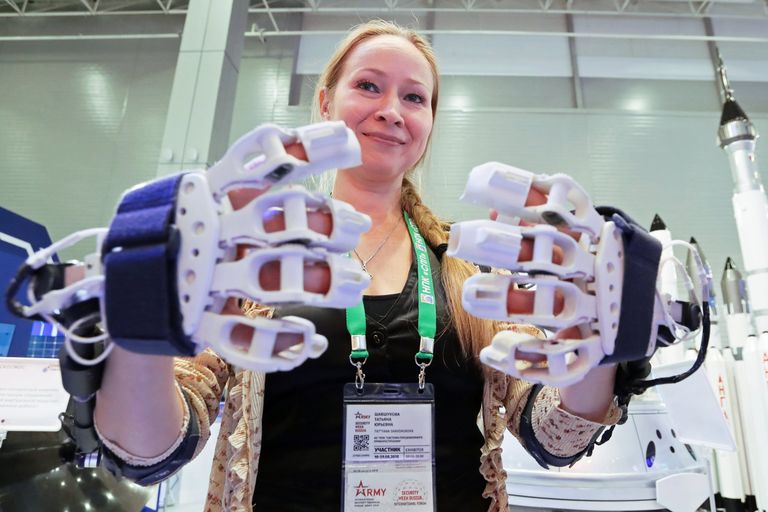 Посетительница IV Международного военно-технического форума «Армия-2018» Посетительница IV Международного военно-технического форума «Армия-2018»