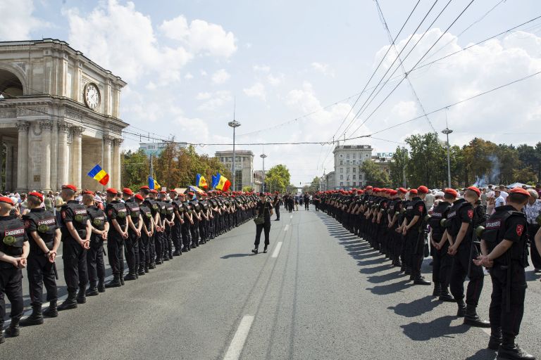 Сотрудники правоохранительных органов во время акции протеста в Кишиневе Сотрудники правоохранительных органов во время акции протеста в Кишиневе