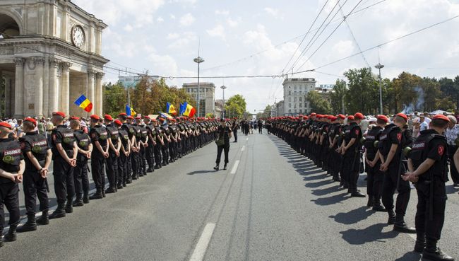 Сотрудники правоохранительных органов во время акции протеста в Кишиневе. 26 августа 2018 Сотрудники правоохранительных органов во время акции протеста в Кишиневе. 26 августа 2018