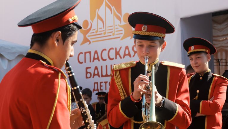 Участники фестиваля Спасская башня детям репетируют перед выступлением на Красной площади в Москве Участники фестиваля Спасская башня детям репетируют перед выступлением на Красной площади в Москве