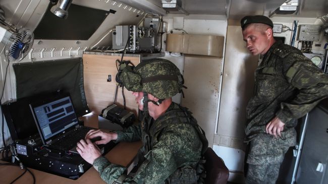 Военнослужащие в автомобиле комплекса РЭБ Дзюдоист. Архивное фото Военнослужащие в автомобиле комплекса РЭБ Дзюдоист. Архивное фото