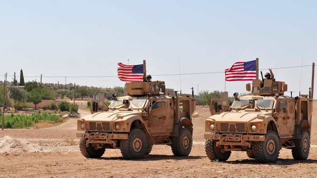 Американские военнослужащие в районе населенного пункта Манбидж, Сирия Американские военнослужащие в районе населенного пункта Манбидж, Сирия