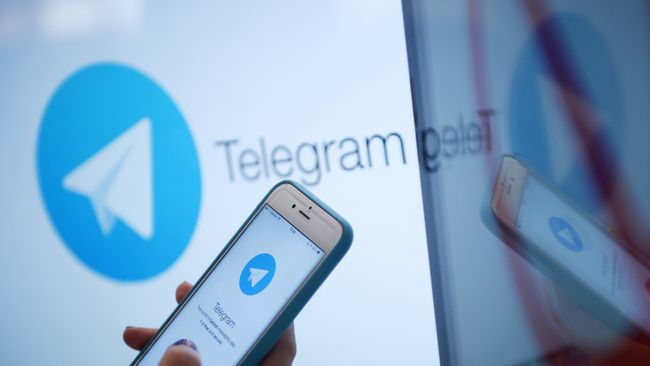 Логотип мессенджера Telegram на экране монитора и телефона Логотип мессенджера Telegram на экране монитора и телефона