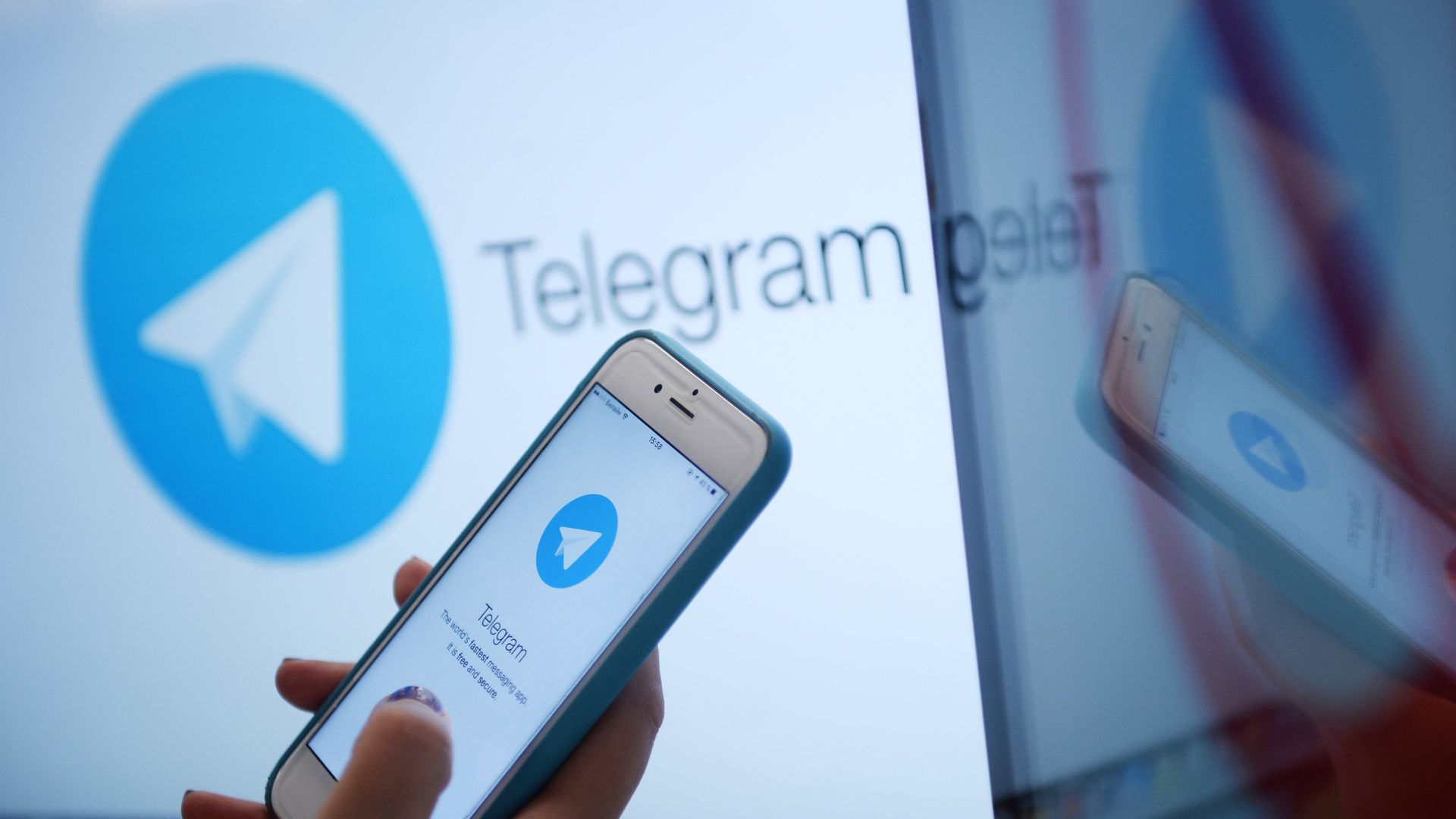 Логотип мессенджера Telegram на экране монитора и телефона Логотип мессенджера Telegram на экране монитора и телефона - РИА Новости, 1920, 19.03.2021