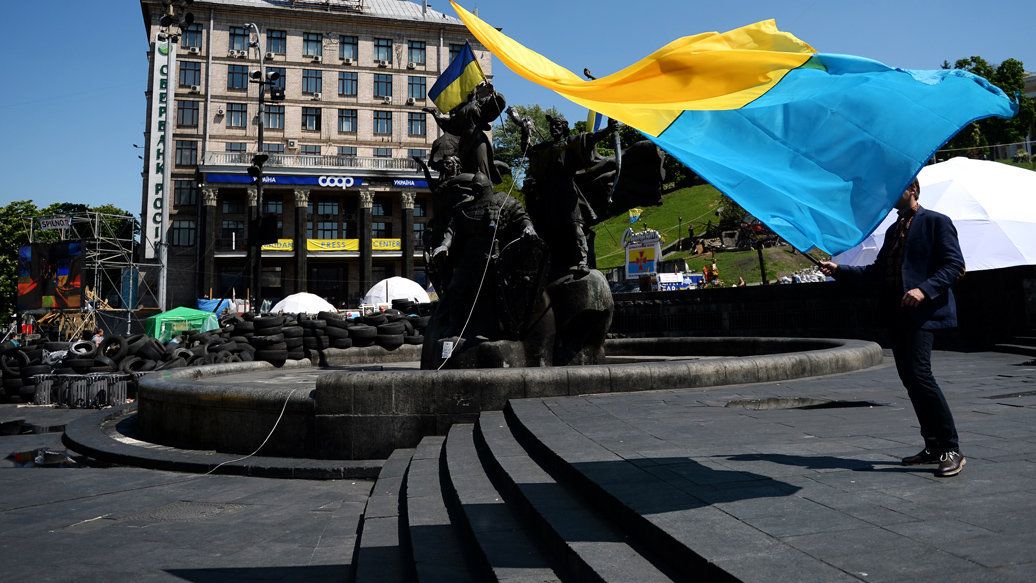 Мужчина с украинским флагом у памятника основателям Киева на площади Независимости Мужчина с украинским флагом у памятника основателям Киева на площади Независимости - РИА Новости, 1920, 26.05.2026