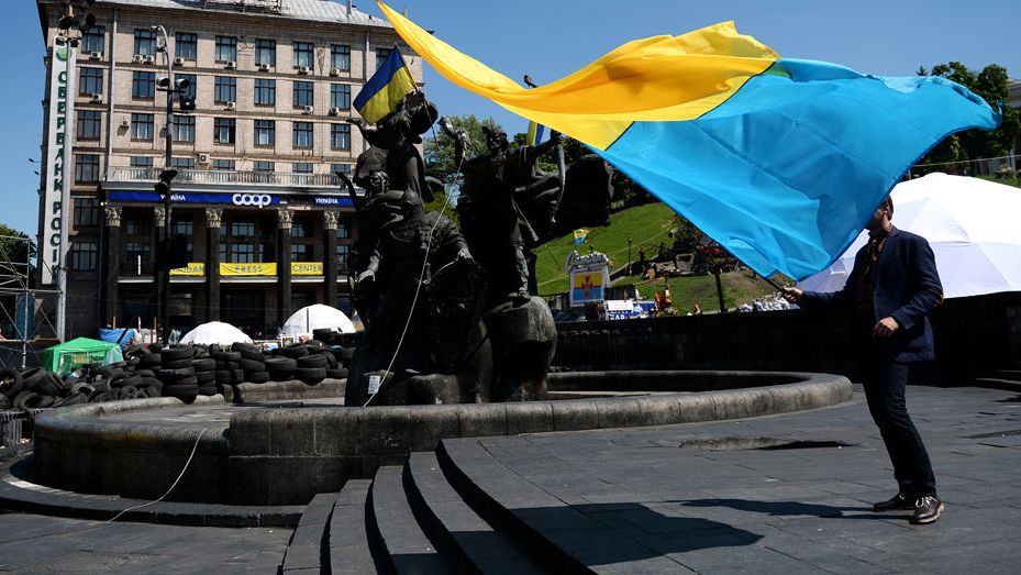 Мужчина с украинским флагом у памятника основателям Киева на площади Независимости Мужчина с украинским флагом у памятника основателям Киева на площади Независимости - РИА Новости, 1920, 26.05.2026