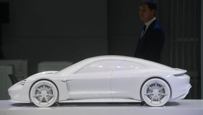 Макет электромобиля Porsche Mission E на технологическом фестивале Mobilistic 18 в Москве. Архивное фото