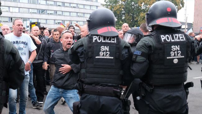Полицейские и протестующие в Хемнице Полицейские и протестующие в Хемнице