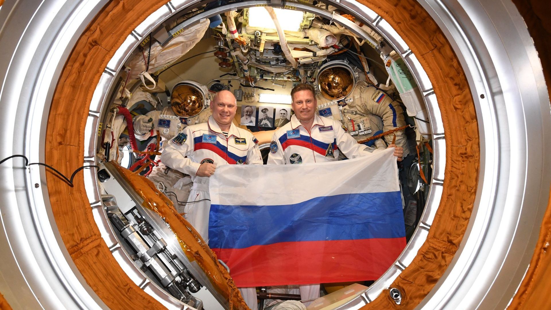 Российские космонавты Олег Артемьев и Сергей Прокопьев с флагом страны в День Государственного флага на борту МКС - РИА Новости, 1920, 23.02.2023