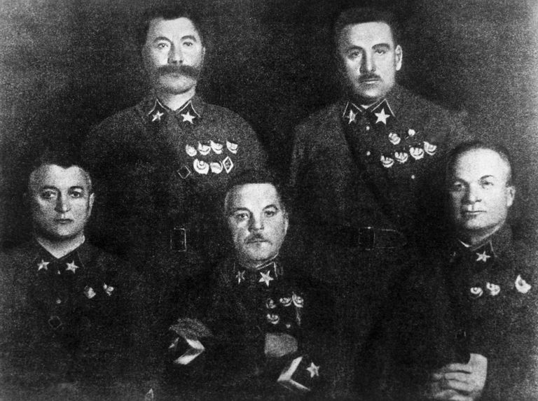 Первые маршалы Советского Союза. Стоят (слева направо): Семен Буденный, Василий Блюхер. Сидят: Михаил Тухачевский, Климент Ворошилов и Александр Егоров Первые маршалы Советского Союза. Стоят (слева направо): Семен Буденный, Василий Блюхер. Сидят: Михаил Тухачевский, Климент Ворошилов и Александр Егоров