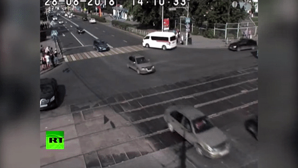 В Перми автомобиль без водителя въехал в толпу В Перми автомобиль без водителя въехал в толпу