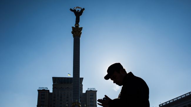 Прохожий на площади Независимости в Киеве. Архивное фото Прохожий на площади Независимости в Киеве. Архивное фото