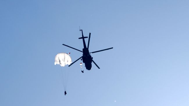 Отработка десантирования с вертолетов Ми-8АМТШ Отработка десантирования с вертолетов Ми-8АМТШ