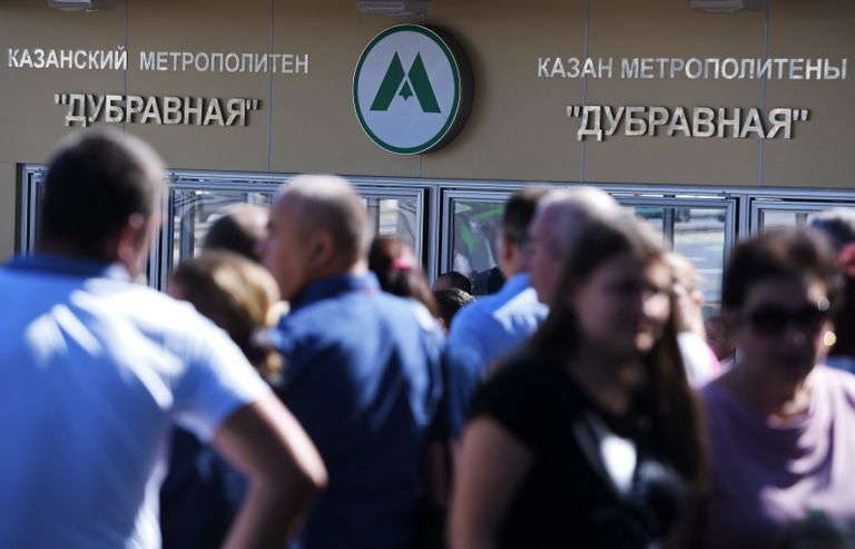 Прохожие у входа на станцию Дубравная казанского метрополитена