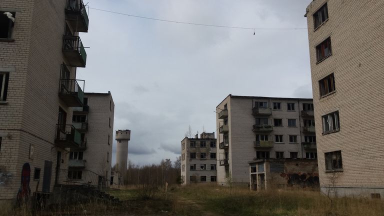 Жилые корпуса на улицах военного городка в Скрунде Жилые корпуса на улицах военного городка в Скрунде
