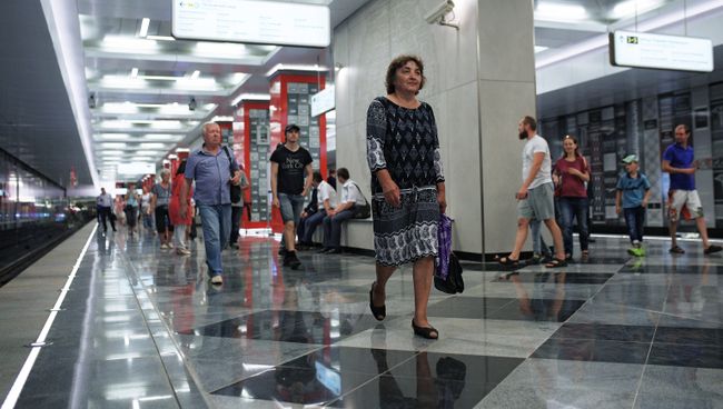 Пассажиры на станции Рассказовка Калининско-Солнцевской линии Московского метрополитена. Архивное фото Пассажиры на станции Рассказовка Калининско-Солнцевской линии Московского метрополитена. Архивное фото
