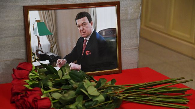 Цветы в память об Иосифе Кобзоне в здании Государственной Думы РФ в Москве