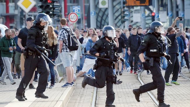 Полицейские и протестующие в Хемнице Полицейские и протестующие в Хемнице