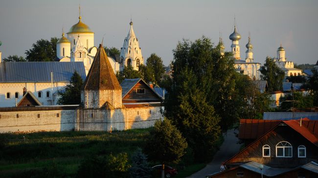 Вид на Покровский женский монастырь в Суздале Вид на Покровский женский монастырь в Суздале