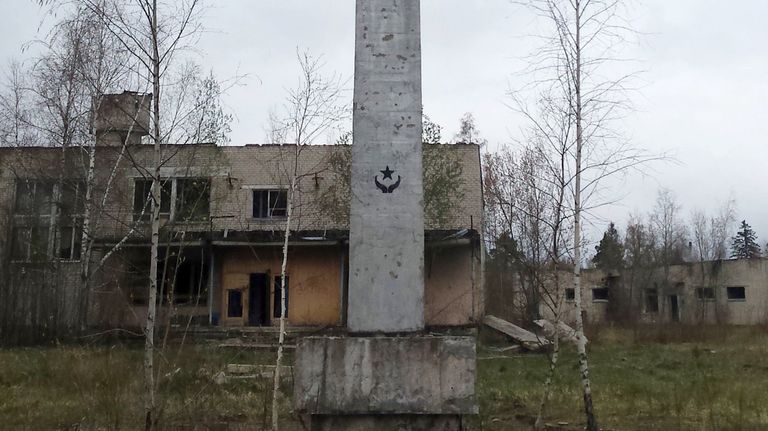 Стела у входа в офицерский клуб в Скрунде Стела у входа в офицерский клуб в Скрунде