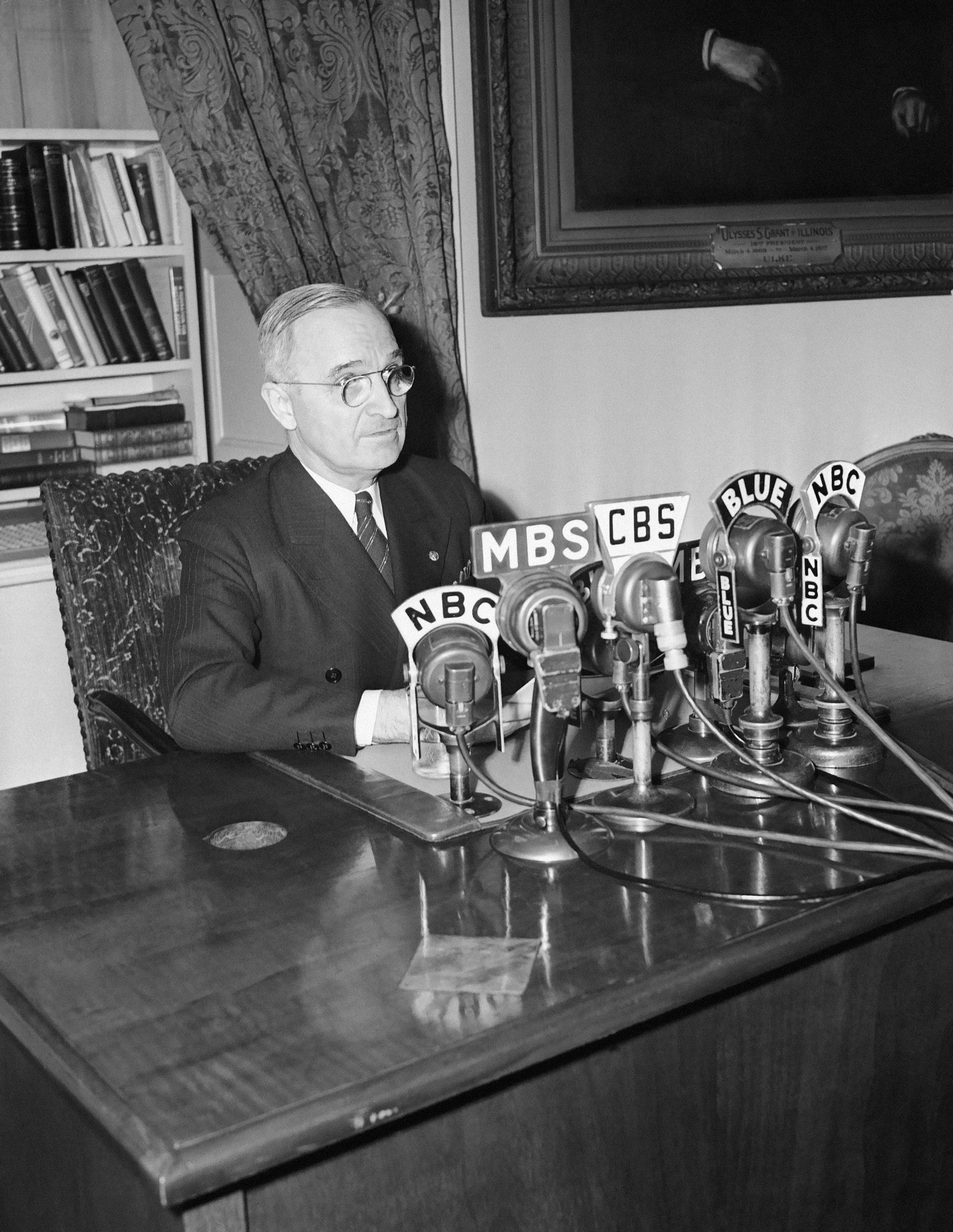Президент США Гарри Трумэн в Белом доме. 17 апреля 1945 Президент США Гарри Трумэн в Белом доме. 17 апреля 1945 - РИА Новости, 1920, 23.12.2024