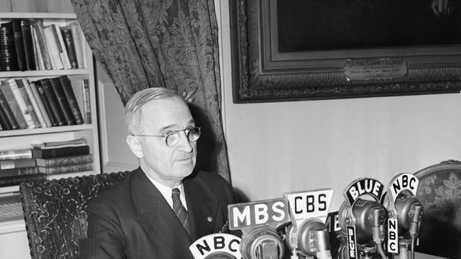Президент США Гарри Трумэн в Белом доме. 17 апреля 1945 Президент США Гарри Трумэн в Белом доме. 17 апреля 1945