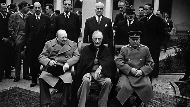 Премьер-министр Великобритании Уинстон Черчилль, президент США Франклин Рузвельт и Маршал СССР Иосиф Сталин Премьер-министр Великобритании Уинстон Черчилль, президент США Франклин Рузвельт и Маршал СССР Иосиф Сталин