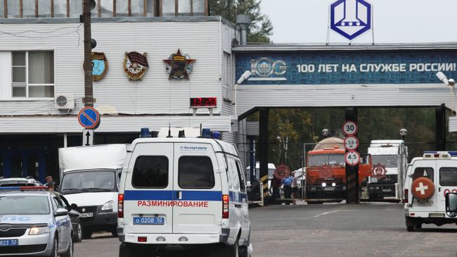Автомобиль службы разминирования у главной проходной Завода имени Я. М. Свердлова Автомобиль службы разминирования у главной проходной Завода имени Я. М. Свердлова
