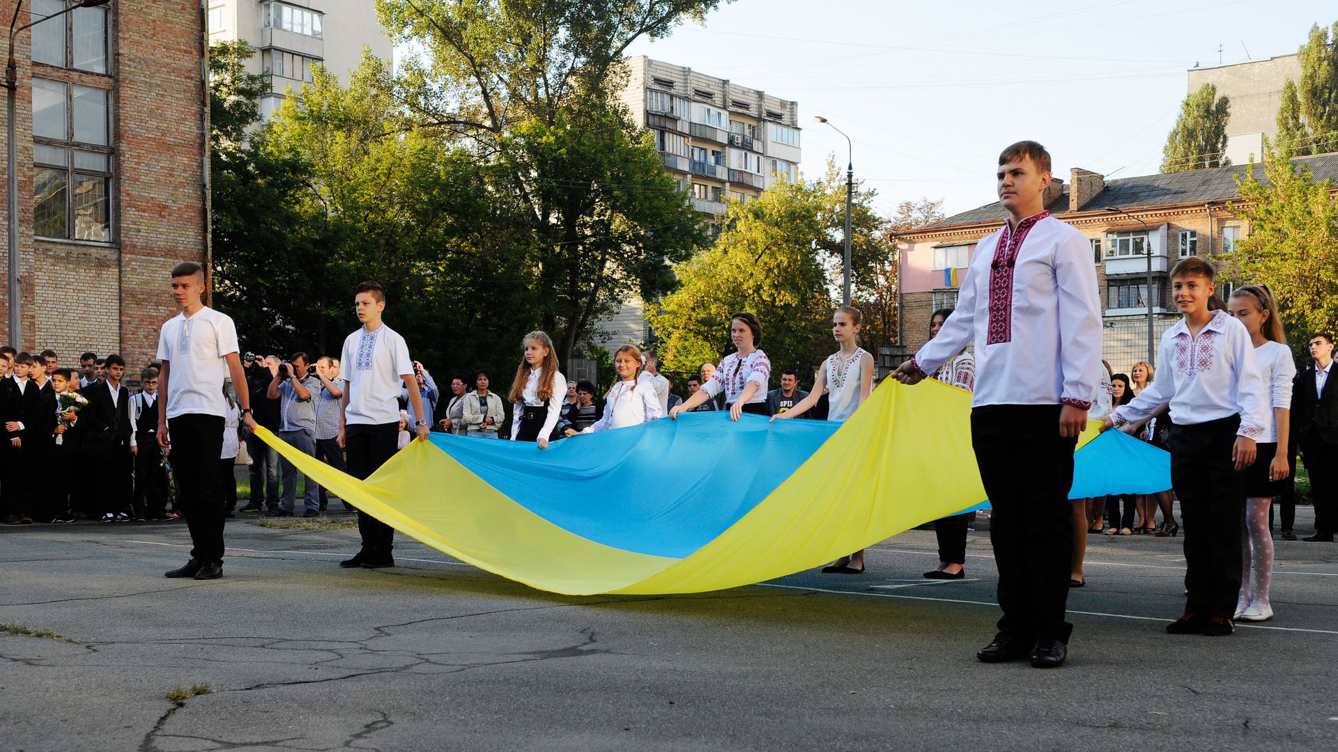 Ученики на торжественной линейке, посвященной Дню знаний, в Киеве - РИА Новости, 1920, 01.09.2026
